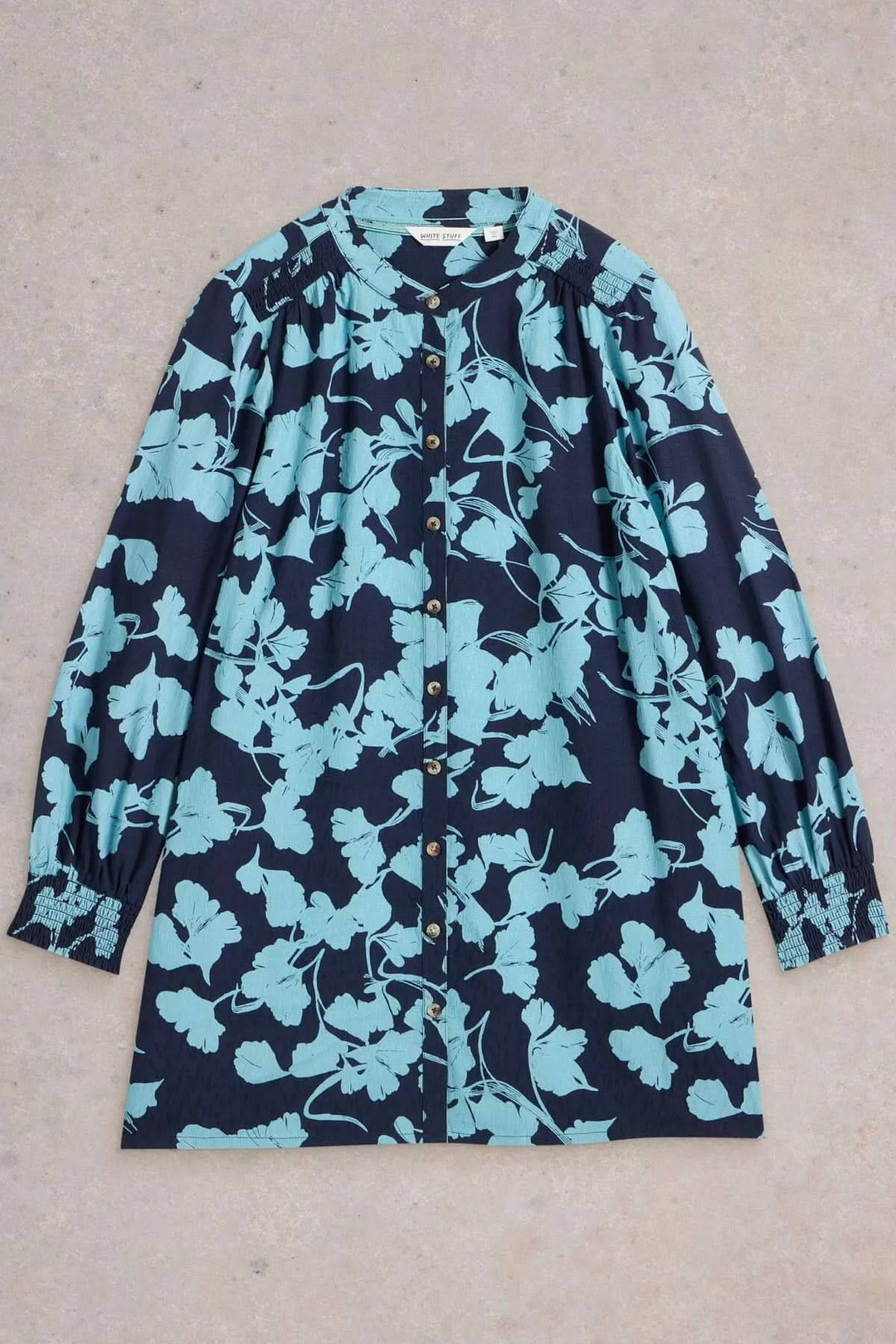 Tunique Amy, imprimé botanique bleu sur fond noir, coupe ample et décontractée, manches longues.