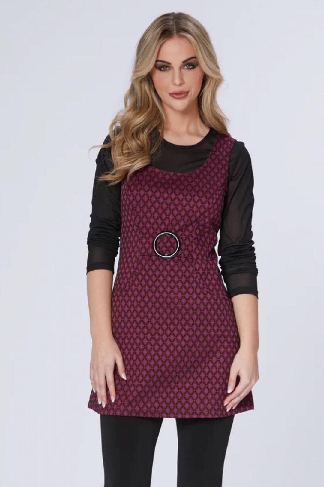 Tunique JAZZ sans manches en motif géométrique, portée avec un top noir, ceinturée, pour un look tendance.