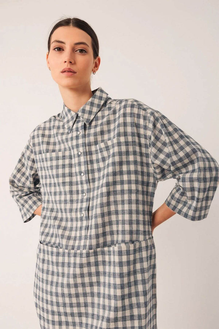 Tunique Vichy à carreaux, coupe droite, col chemise, manches trois-quarts, style décontracté et féminin.