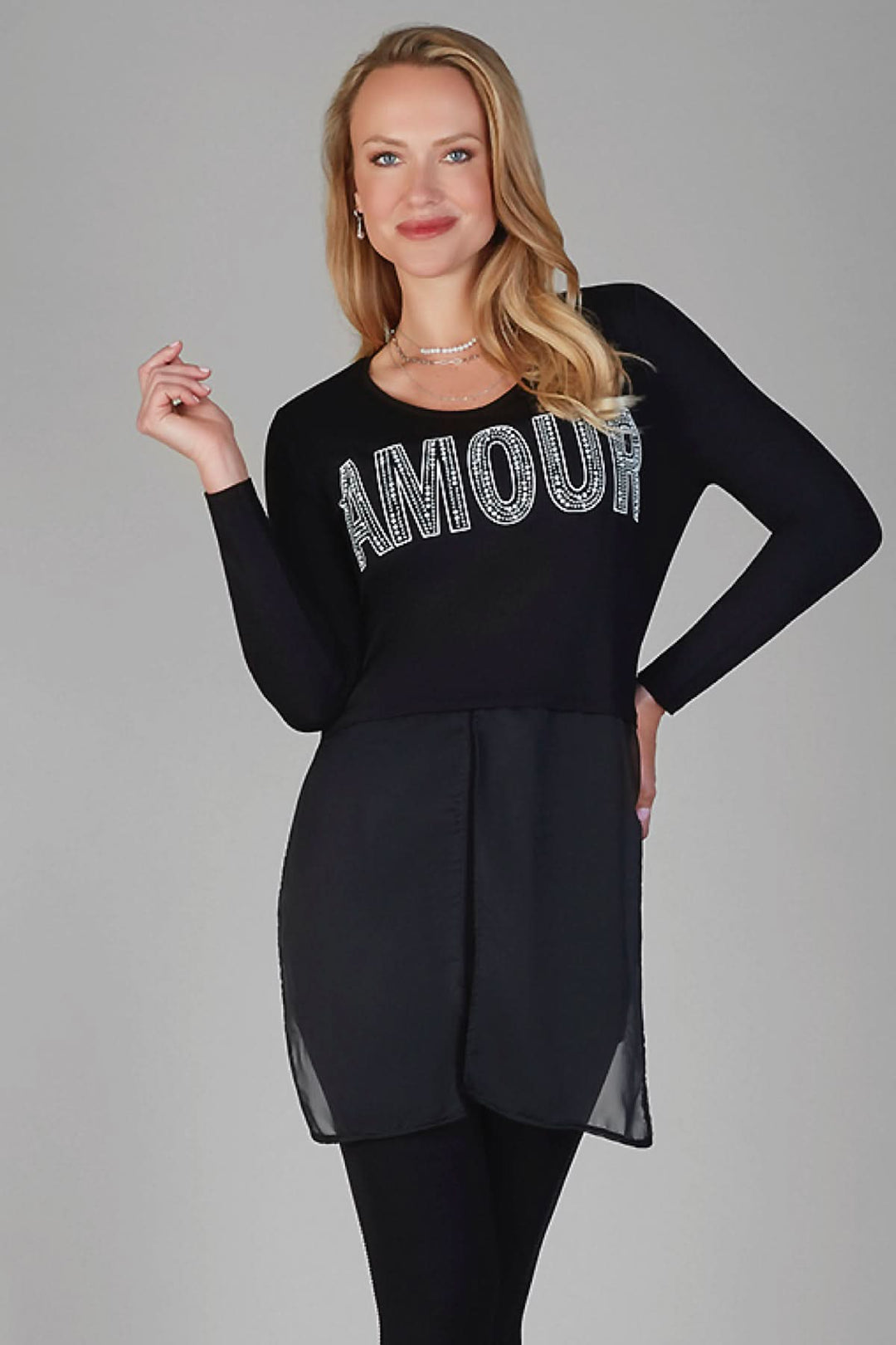 Tunique bas transparent mélangé, chandail noir avec 'AMOUR' style pailleté, manches longues et mèche en voilage.