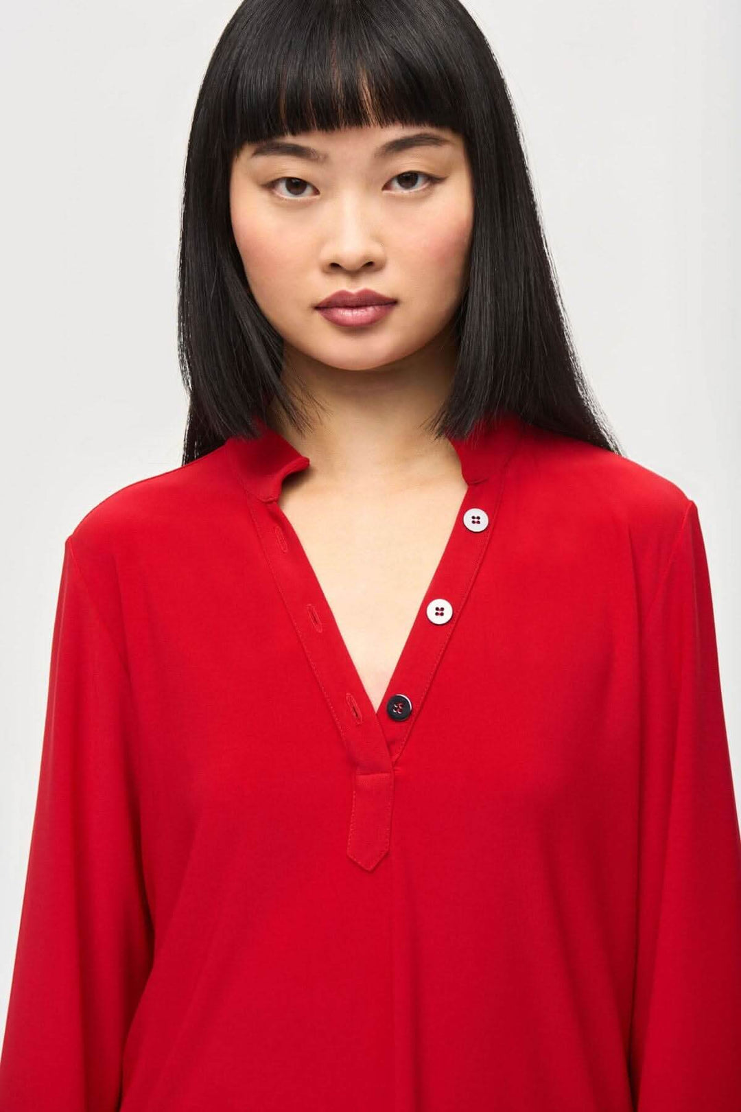 Tunique rouge avec col mao et encolure en V, boutons contrastants, parfaite pour un look décontracté.
