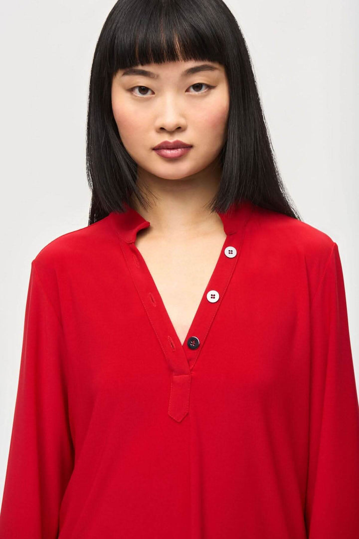 Tunique rouge avec col mao et encolure en V, boutons contrastants, parfaite pour un look décontracté.