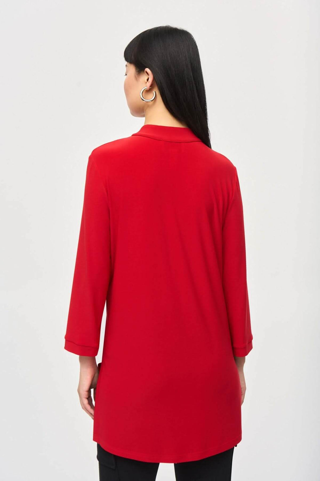 Tunique rouge confortable, col mao, manches 3/4, vue arrière, style décontracté, longueur approximative 71 cm.