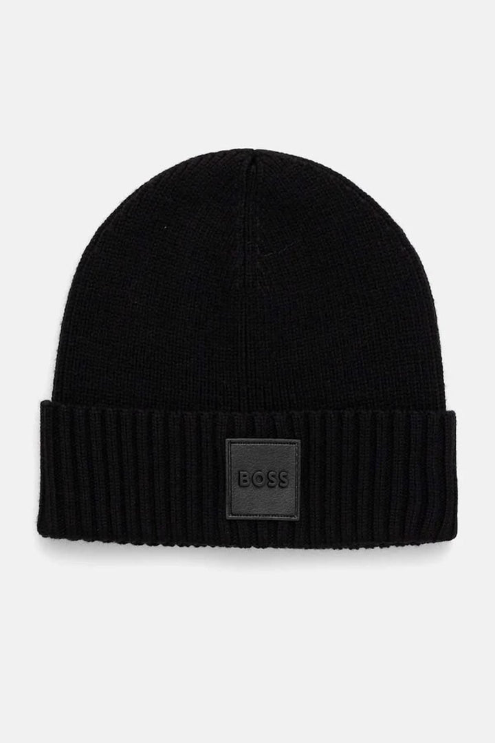 Bonnet classique en laine noire BOSS avec écusson en cuir synthétique et bord replié, idéal pour les journées fraîches.