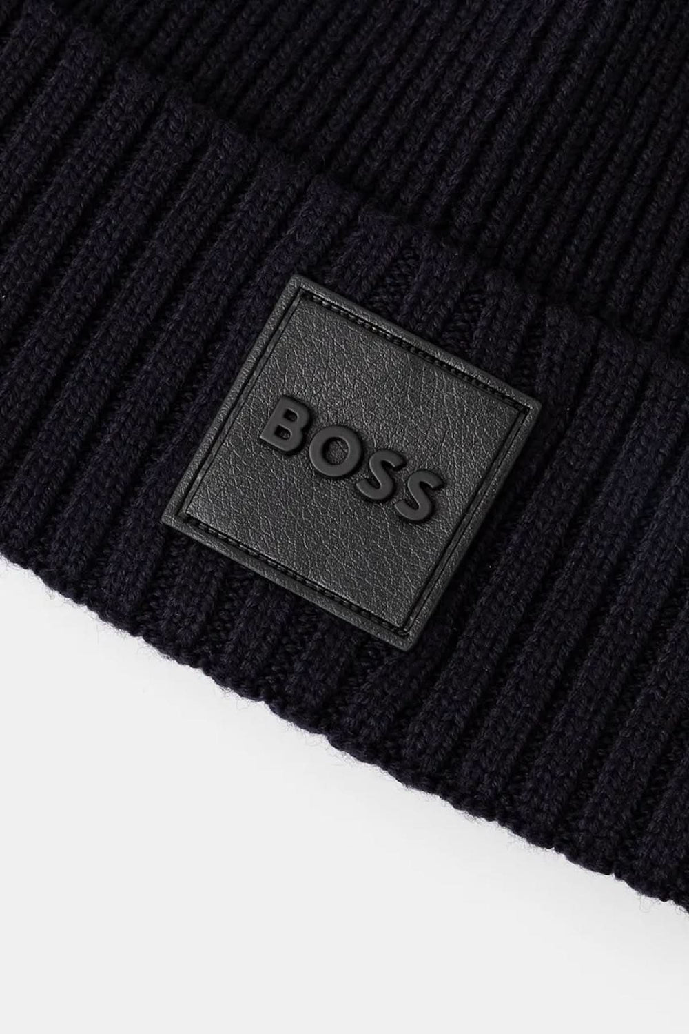 Bonnet classique en laine avec écusson en cuir synthétique logo BOSS, en maille côtelée, couleur noire.