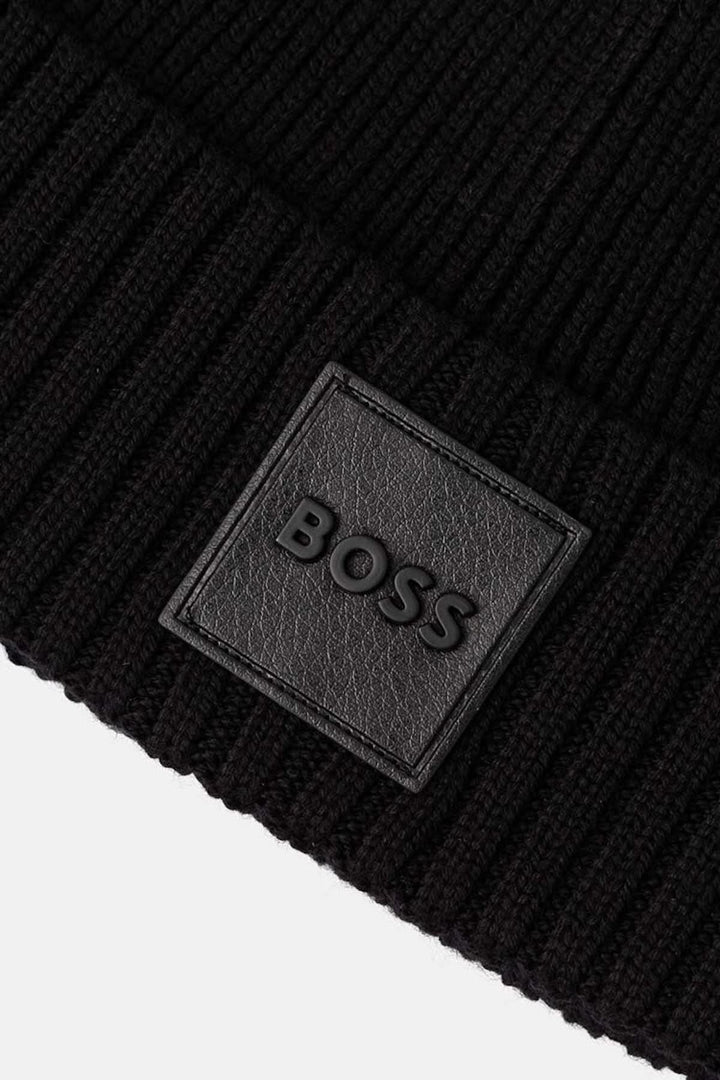 Bonnet classique en maille côtelée de BOSS avec écusson en cuir synthétique noir.