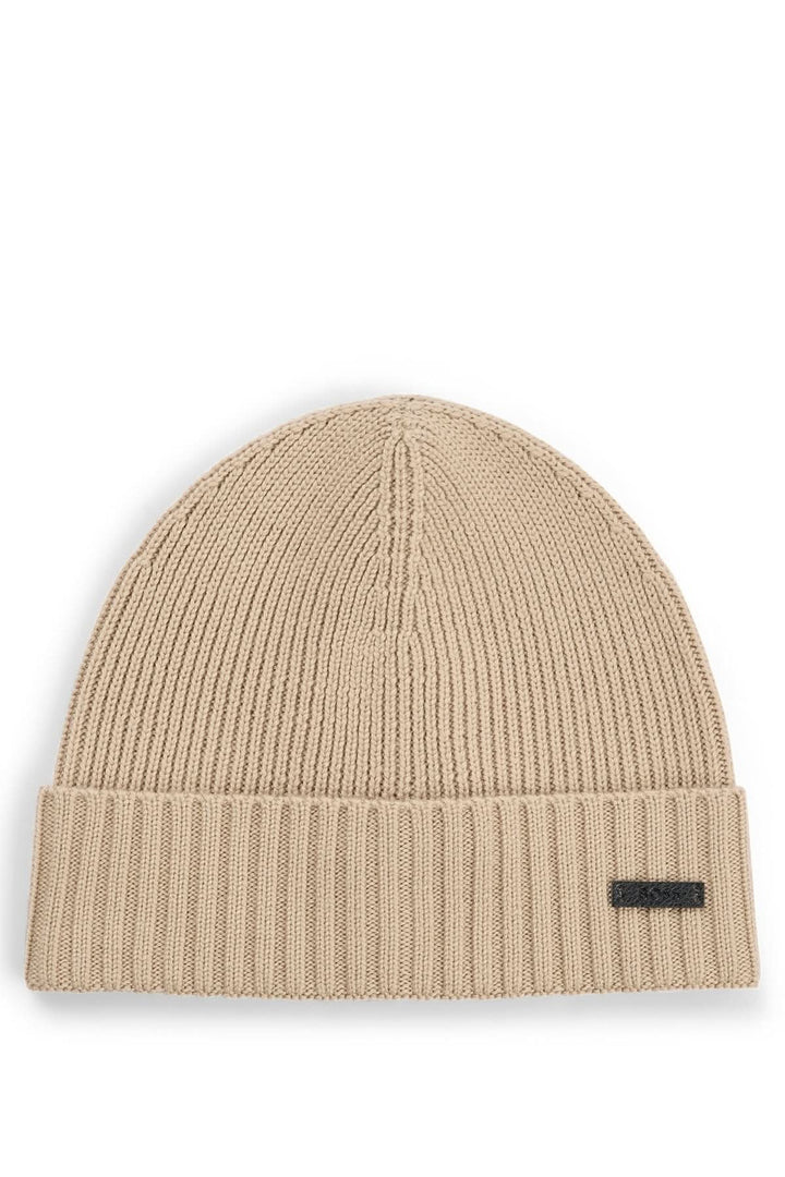 Tuque de laine beige avec étiquette logo en tissu synthétique de BOSS, tricotée en structure côtelée.
