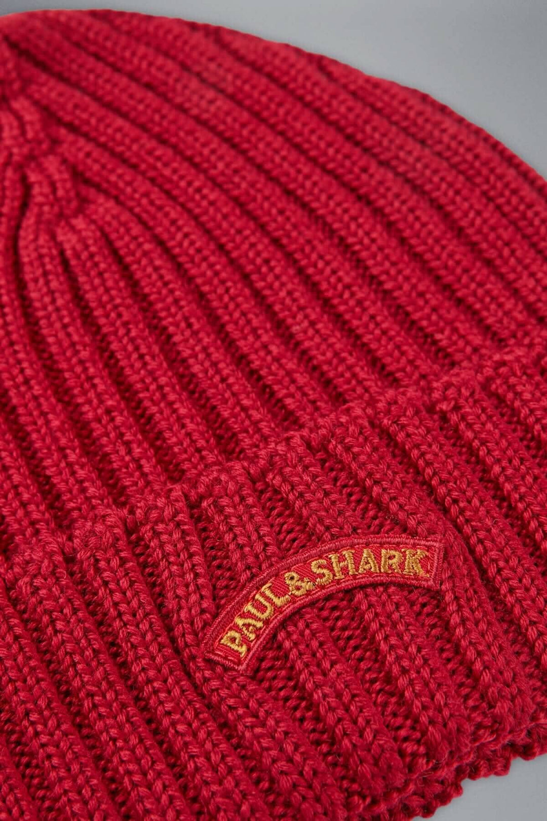 Bonnet en laine rouge avec maille côtelée et logo brodé Paul & Shark, parfait pour l'hiver.