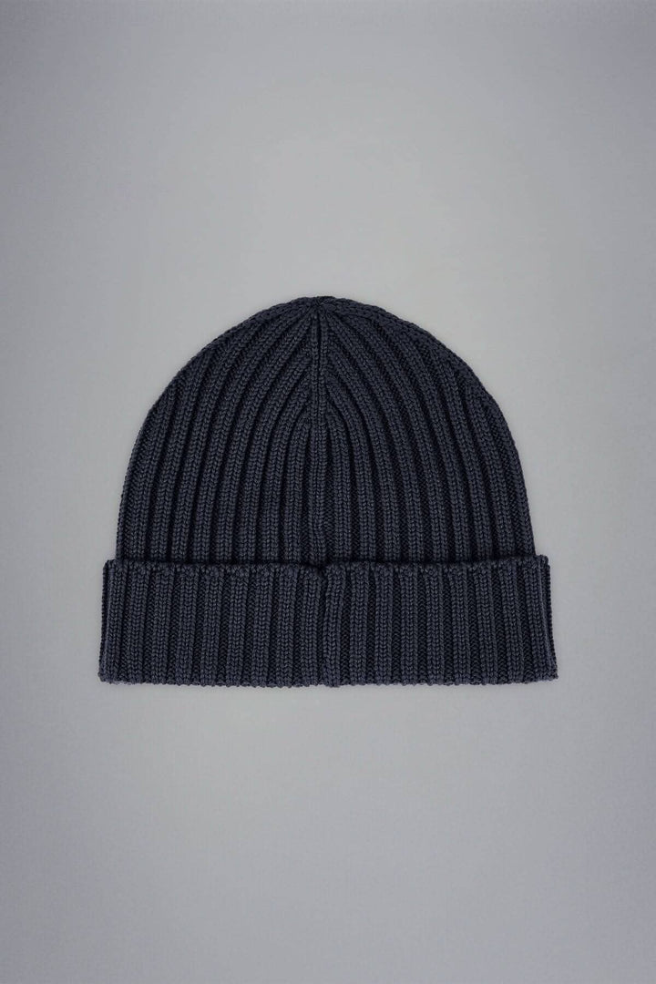 Bonnet en laine gris en maille côtelée, parfait pour l'hiver, avec un revers confortable.