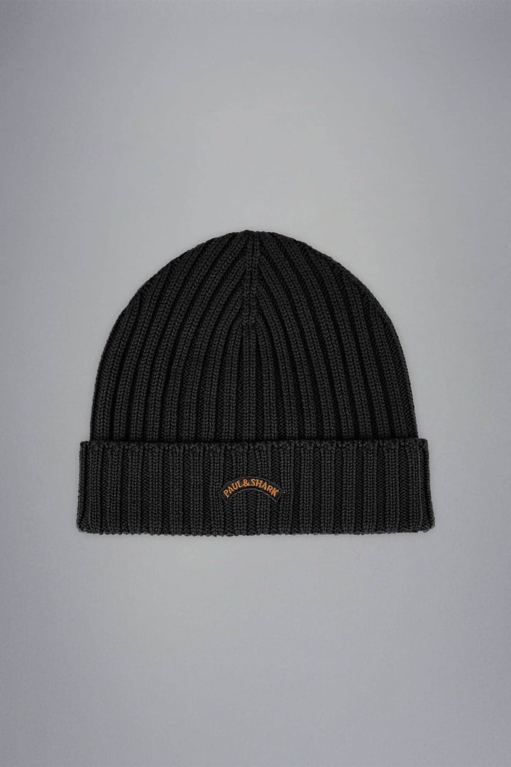 Tuque de laine noir en maille côtelée avec logo brodé, parfaite pour l'hiver.