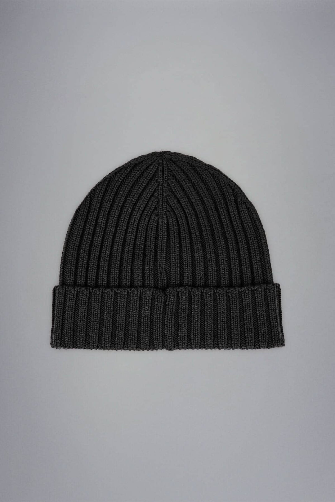 Bonnet en laine côtelée noir, réversible, idéal pour un style hivernal confortable.