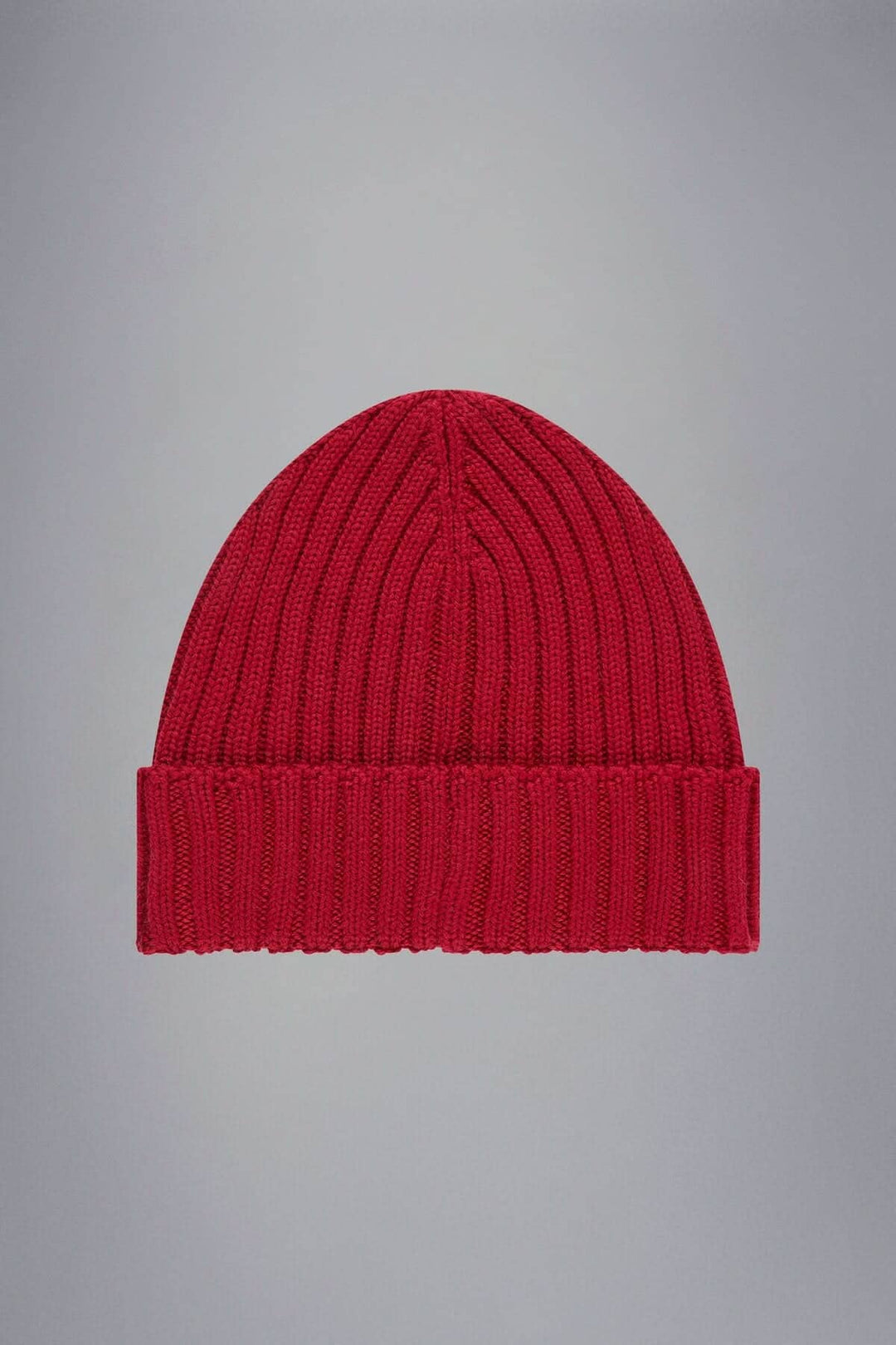 Tuque de laine rouge en maille côtelée, confortable et rétro, idéale pour l'hiver.