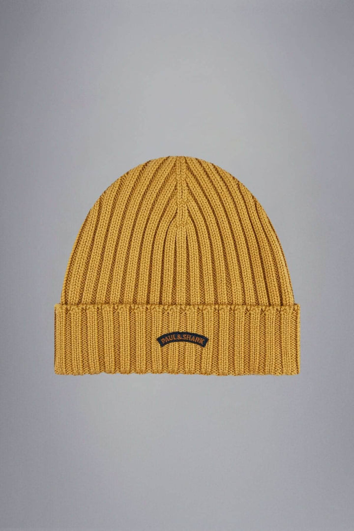 Bonnet en laine jaune maille côtelée avec logo brodé, parfait pour un hiver élégant et confortable.