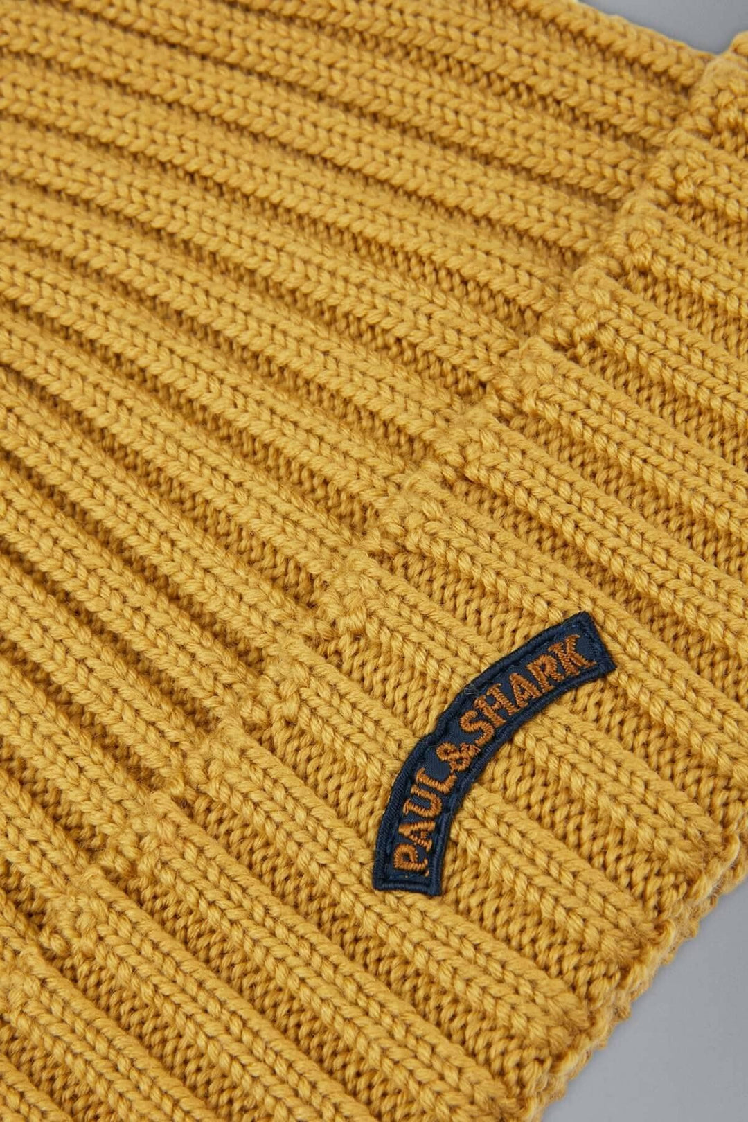 Bonnet en maille côtelée jaune avec logo Paul & Shark, parfait pour l'hiver.