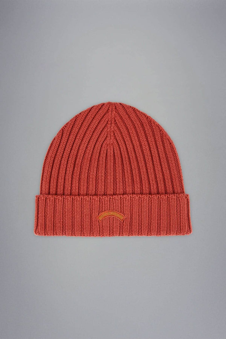 Bonnet en maille côtelée rouge, avec revers et logo brodé, parfait pour un style hivernal élégant.
