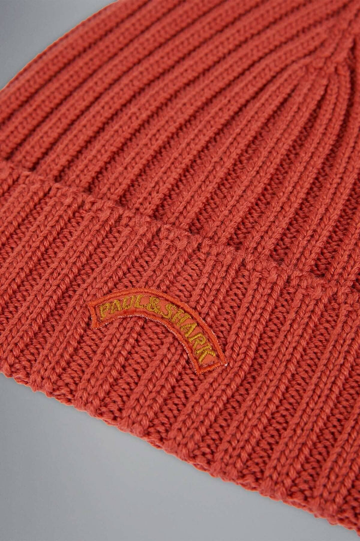 Bonnet en laine côtelée couleur rouge avec logo brodé, parfait pour l'hiver.