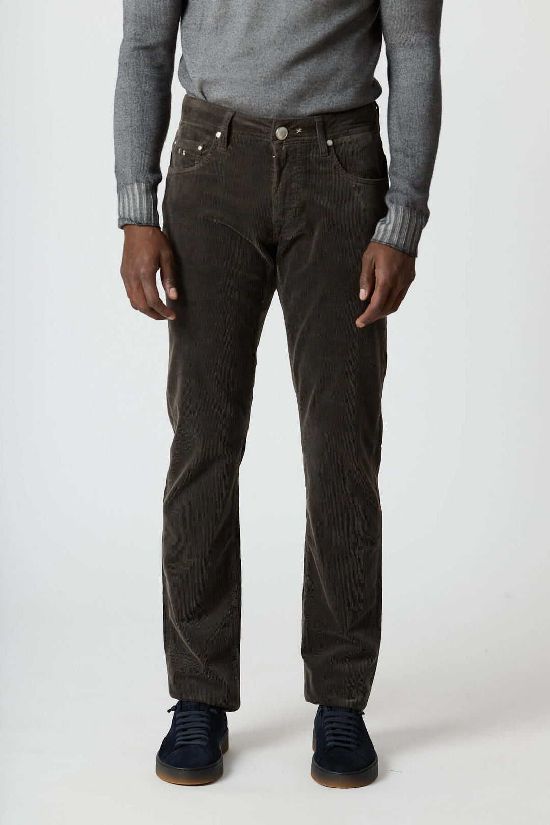 Man wearing Pantalon en velours côtelé cinq poches Michelangelo, regular slim fit, brown, showcasing casual chic winter fashion.
