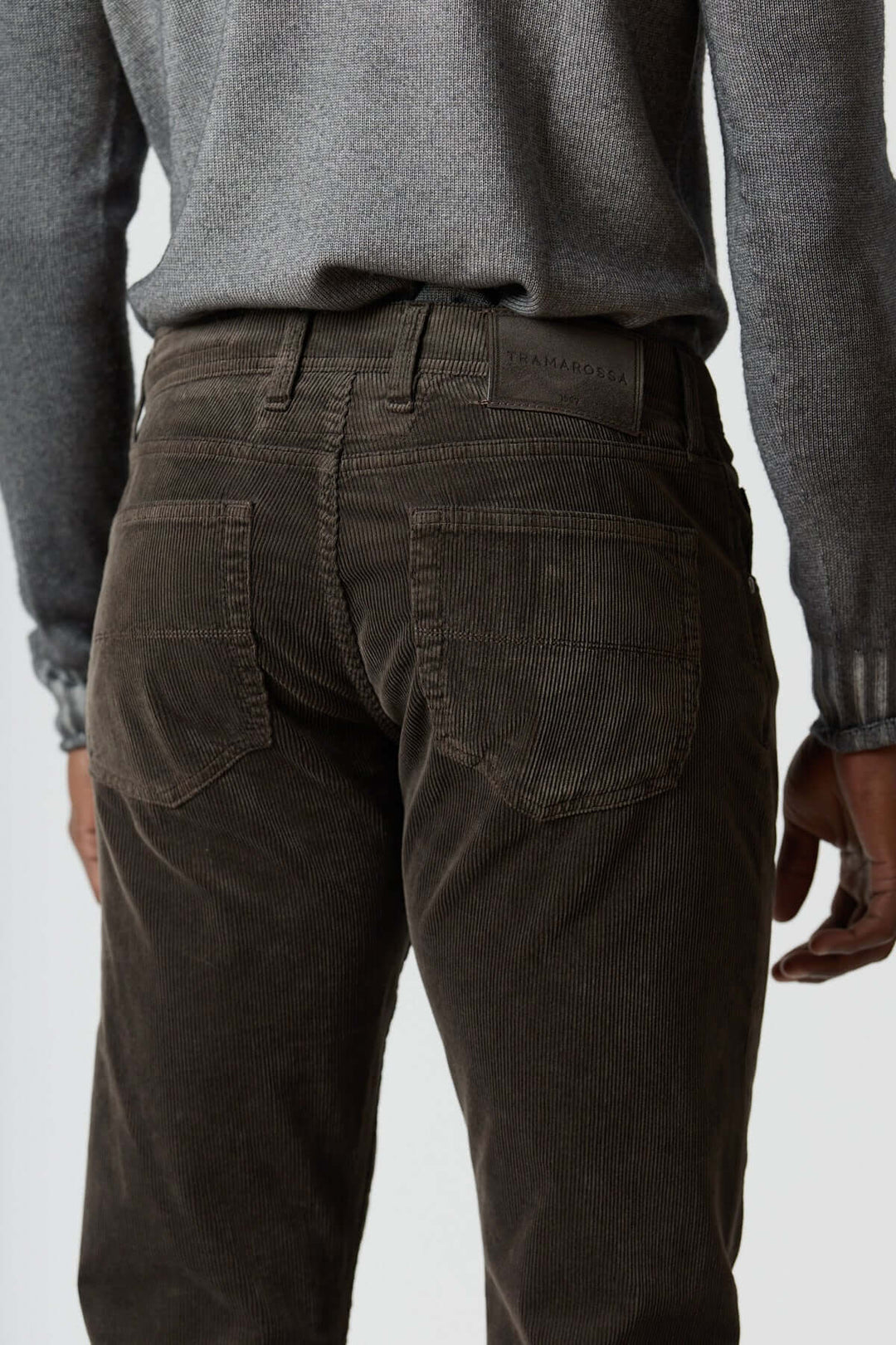 Homme portant Pantalon en velours côtelé cinq poches Michelangelo, coupe regular slim sophistiquée, couleur marron, vue arrière.