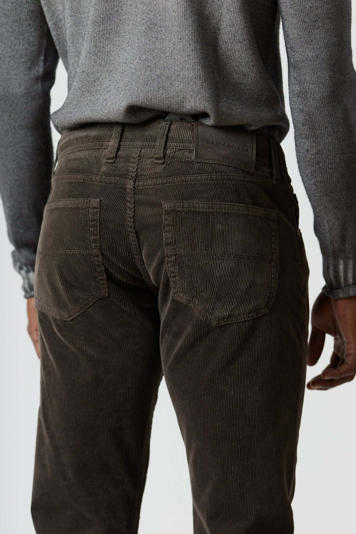 Homme portant Pantalon en velours côtelé cinq poches Michelangelo, coupe regular slim sophistiquée, couleur marron, vue arrière.