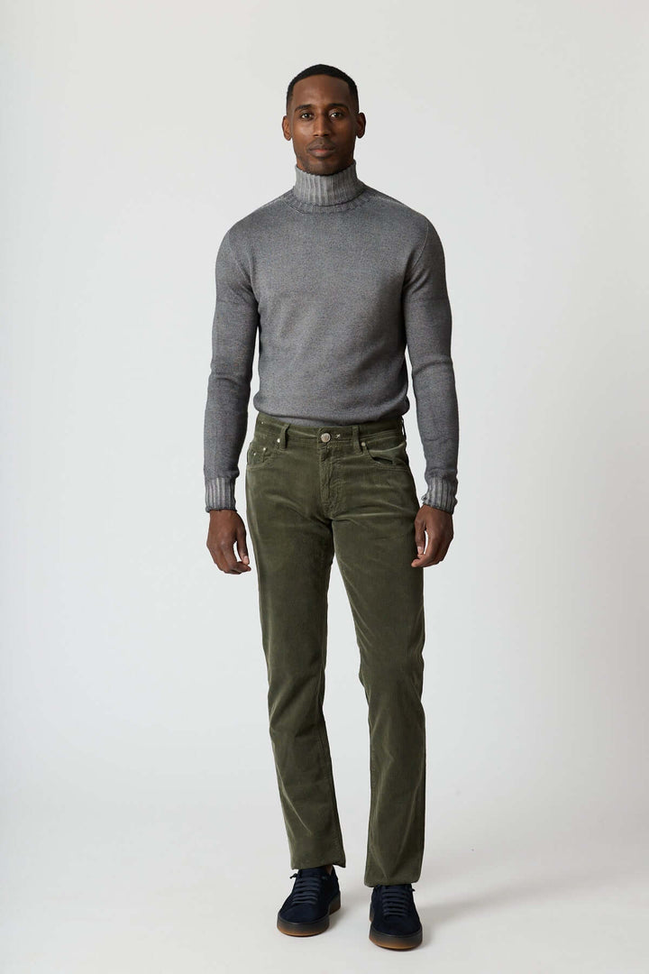 Homme portant un pantalon en velours côtelé cinq poches Michelangelo, coupe regular slim, pour un style casual chic hivernal.