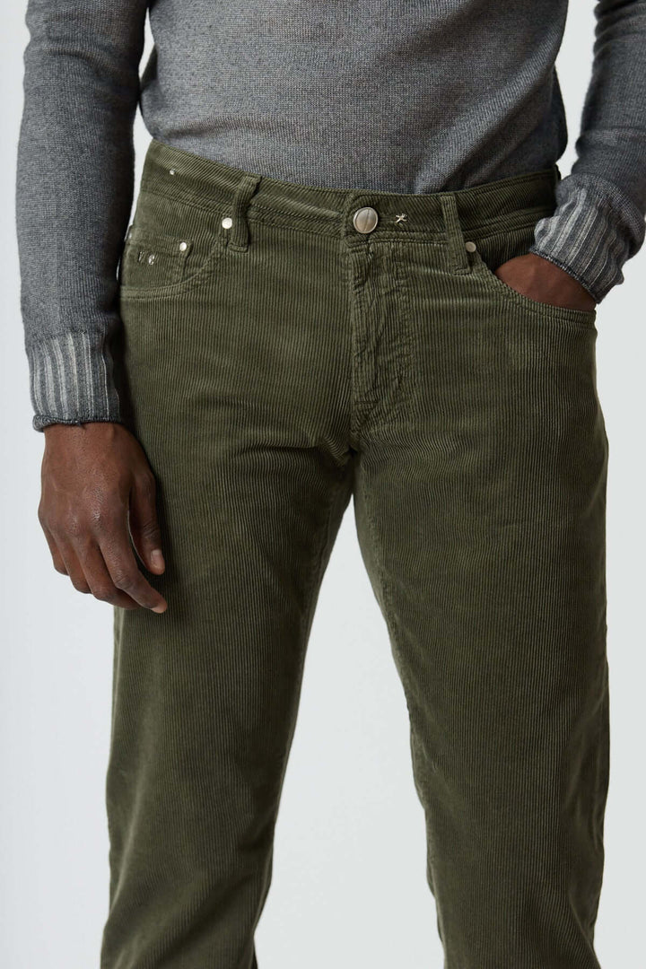 Pantalon en velours côtelé cinq poches Michelangelo coupe regular slim, vert, homme portant pull gris, style casual chic, hiver