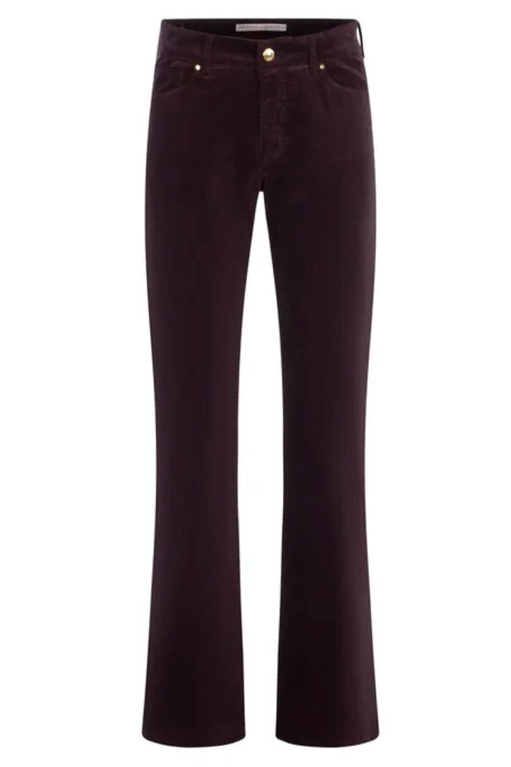 Jean évasé foncé avec texture lisse et design à cinq poches, parfait pour diverses tenues.