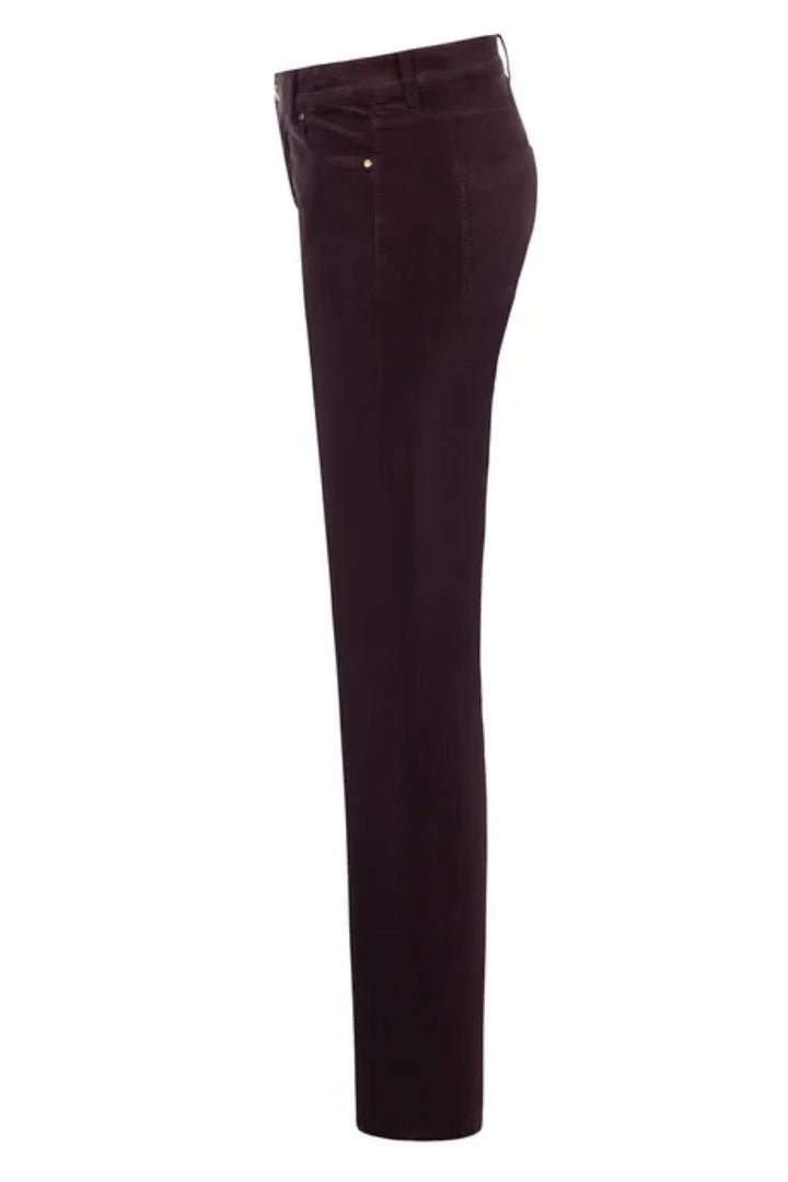 Jean à coupe évasée, couleur foncée, texture lisse, longueur classique, design à cinq poches.