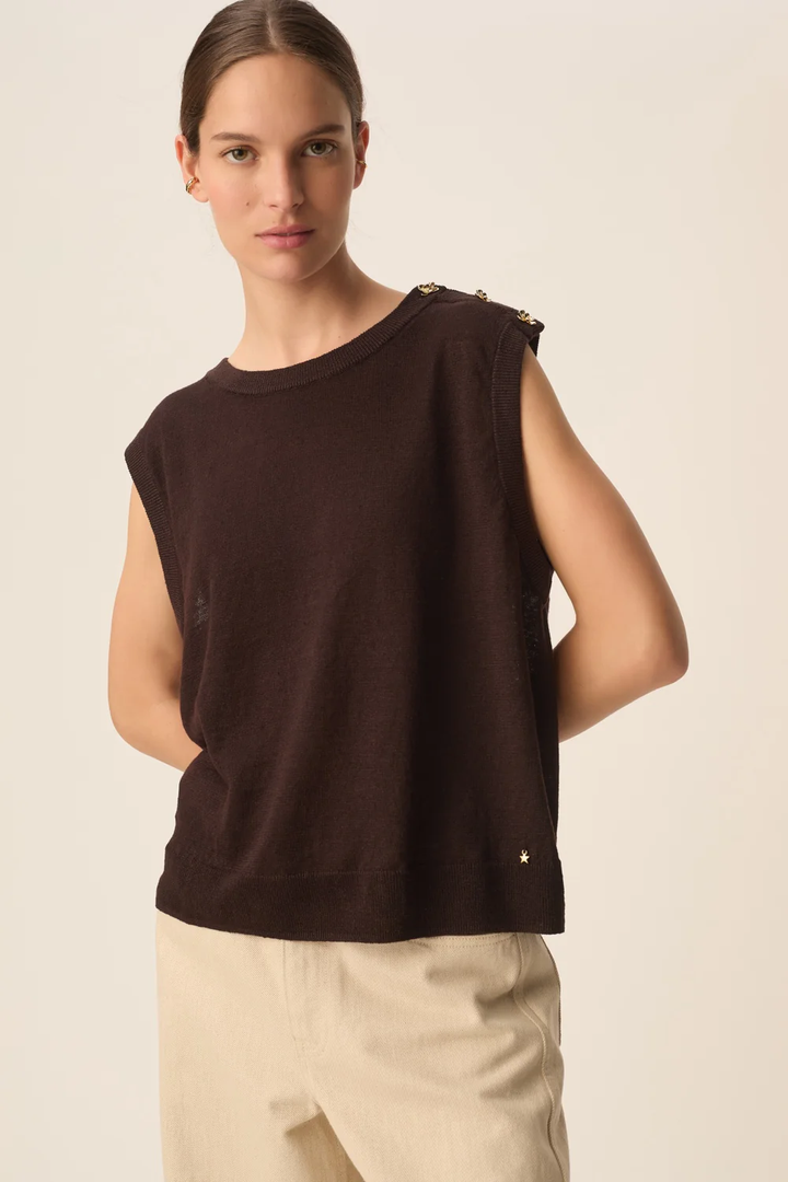 Brazou sleeveless jacket in fine knit with button details