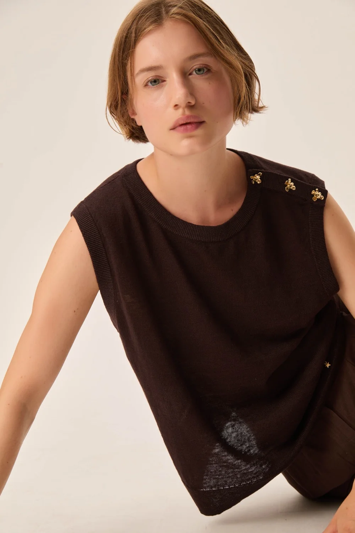 Brazou sleeveless jacket in fine knit with button details