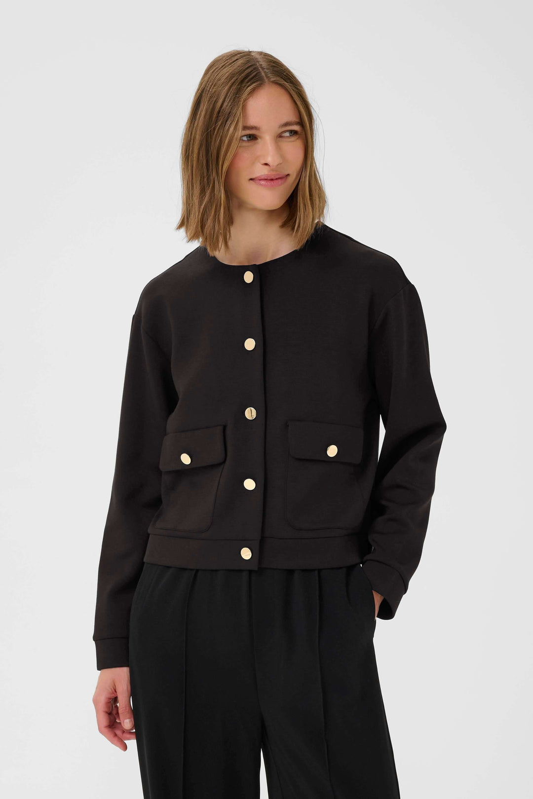 Veste Gida noire à col rond avec boutons dorés et poches, style moderne et chic.