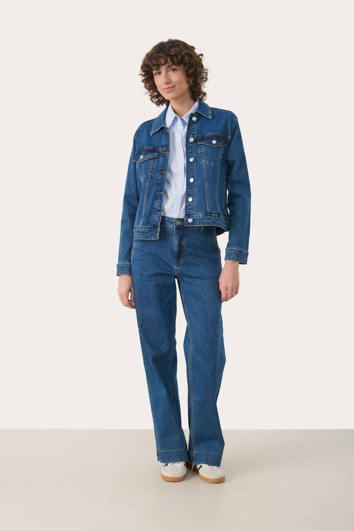 Homme portant une veste en denim Nicholia avec pantalon assorti, look décontracté et élégant.