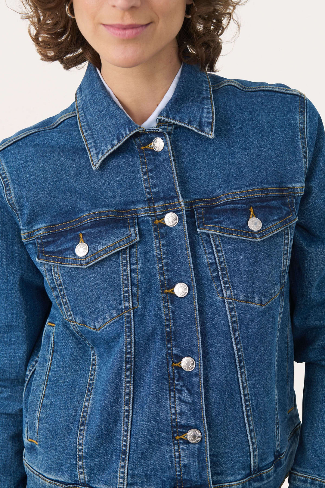 Veste en denim Nicholia avec coupe droite, fermeture à boutons et poches, idéale pour un style polyvalent.