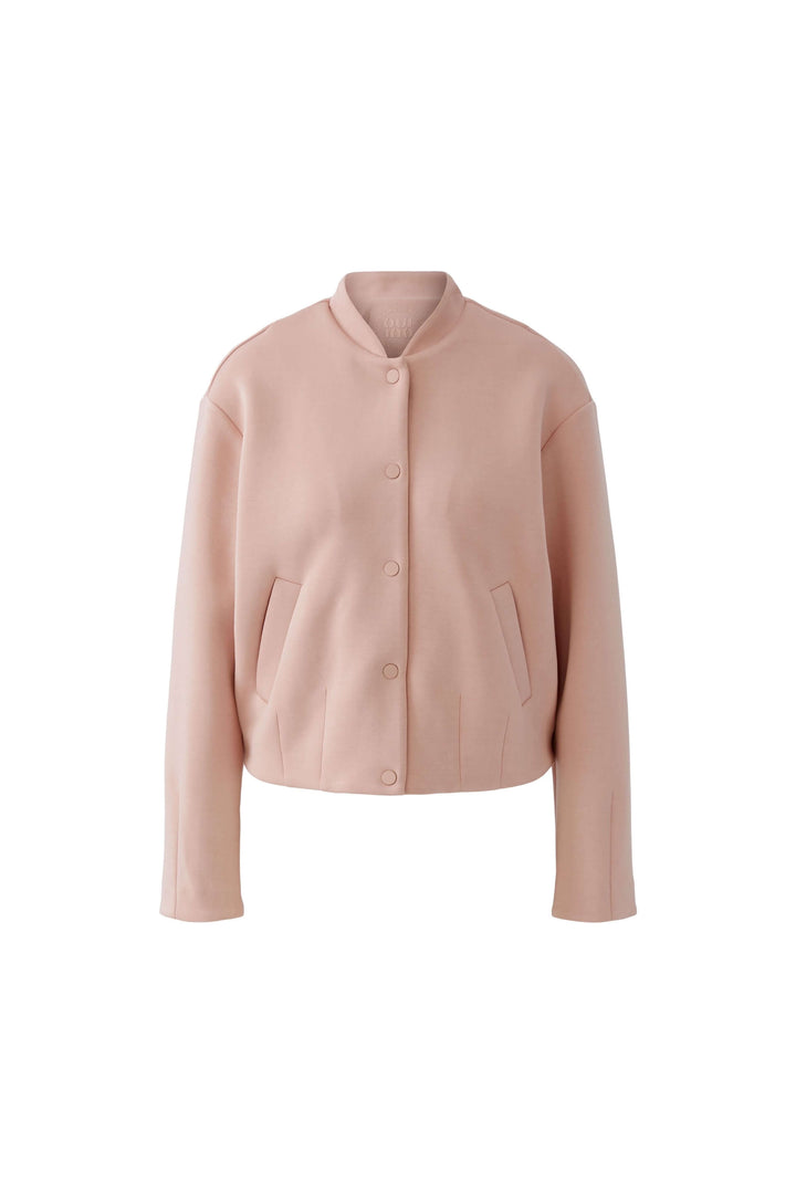 Veste courte rose minimaliste avec col montant et boutons pression, silhouette structurée et contemporaine pour style urbain.