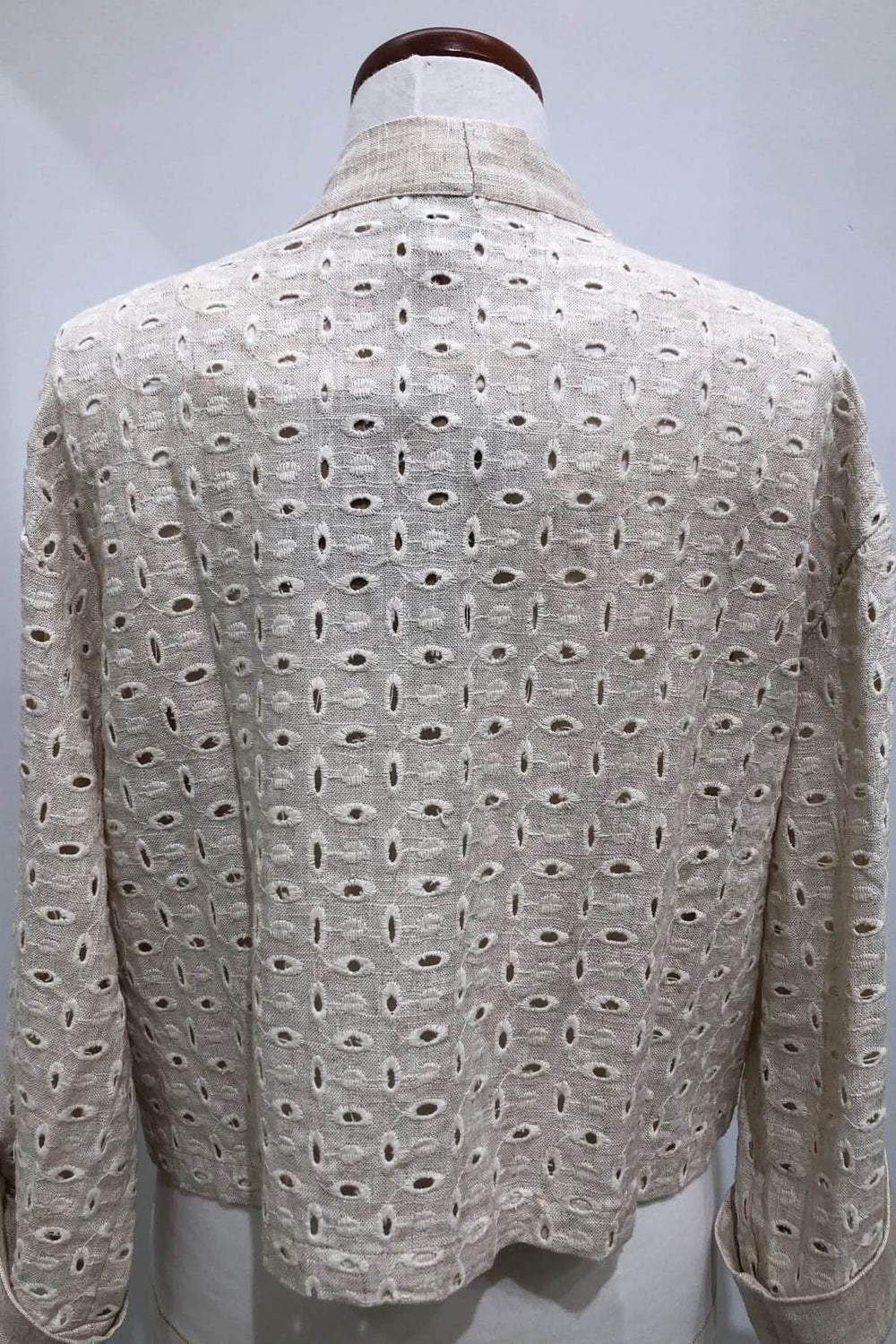 Veste courte ajourée en viscose et lin, vue arrière, texture brodée, idéale pour l'été.