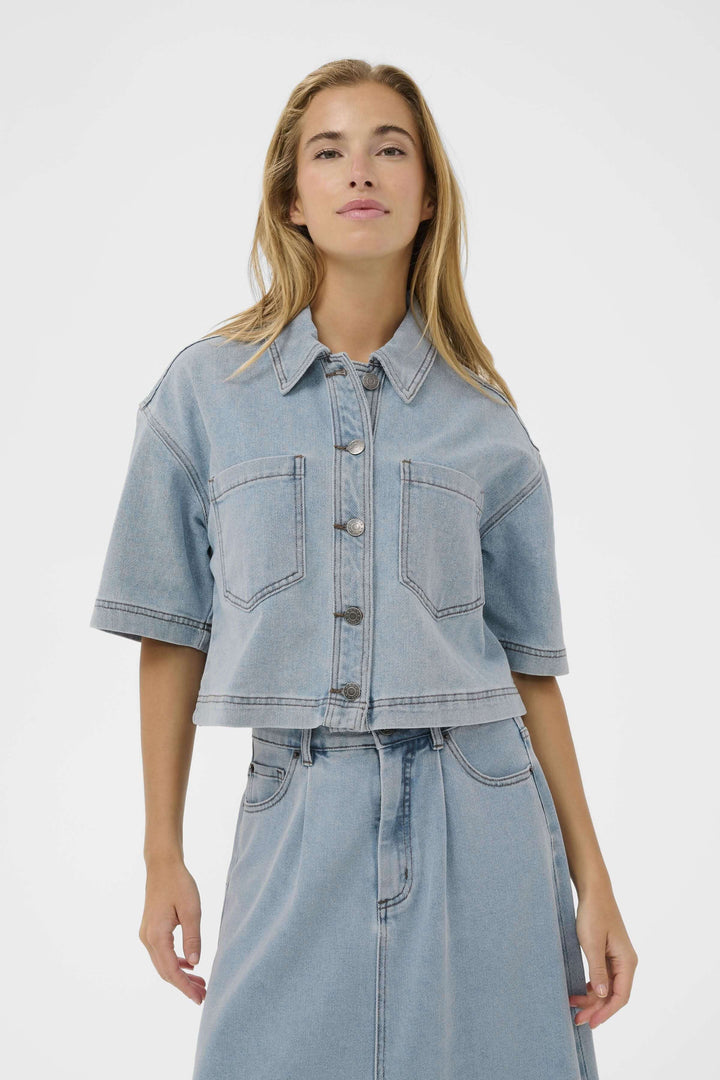 Veste courte en denim à manches courtes avec col classique et poches poitrine plaquées, idéale pour un look décontracté et stylé.