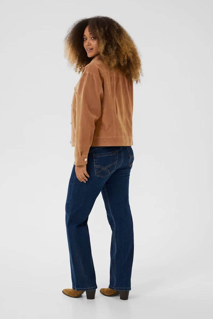 Femme portant une Veste de style western en suédine, avec jean foncé pour un look casual chic, vue de dos.