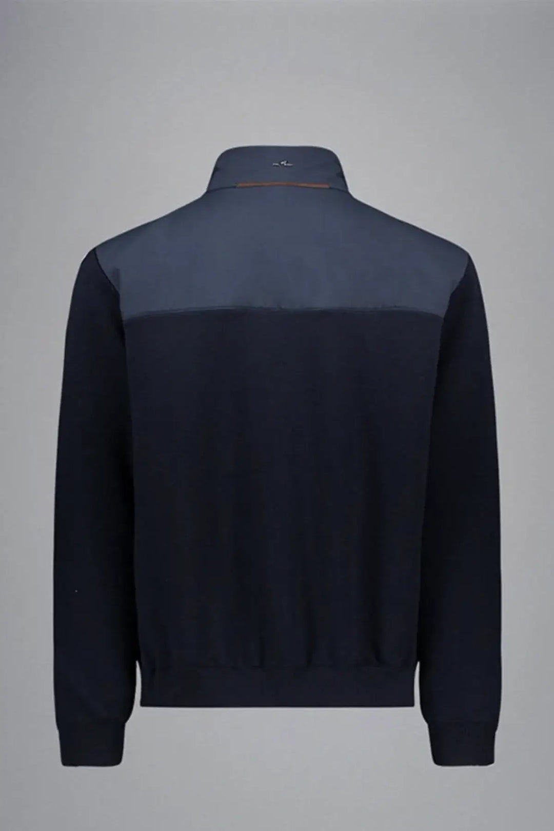 Veste en laine et nylon matelassée pour homme de dos, design épuré avec détails contrastants, style contemporain et technique.