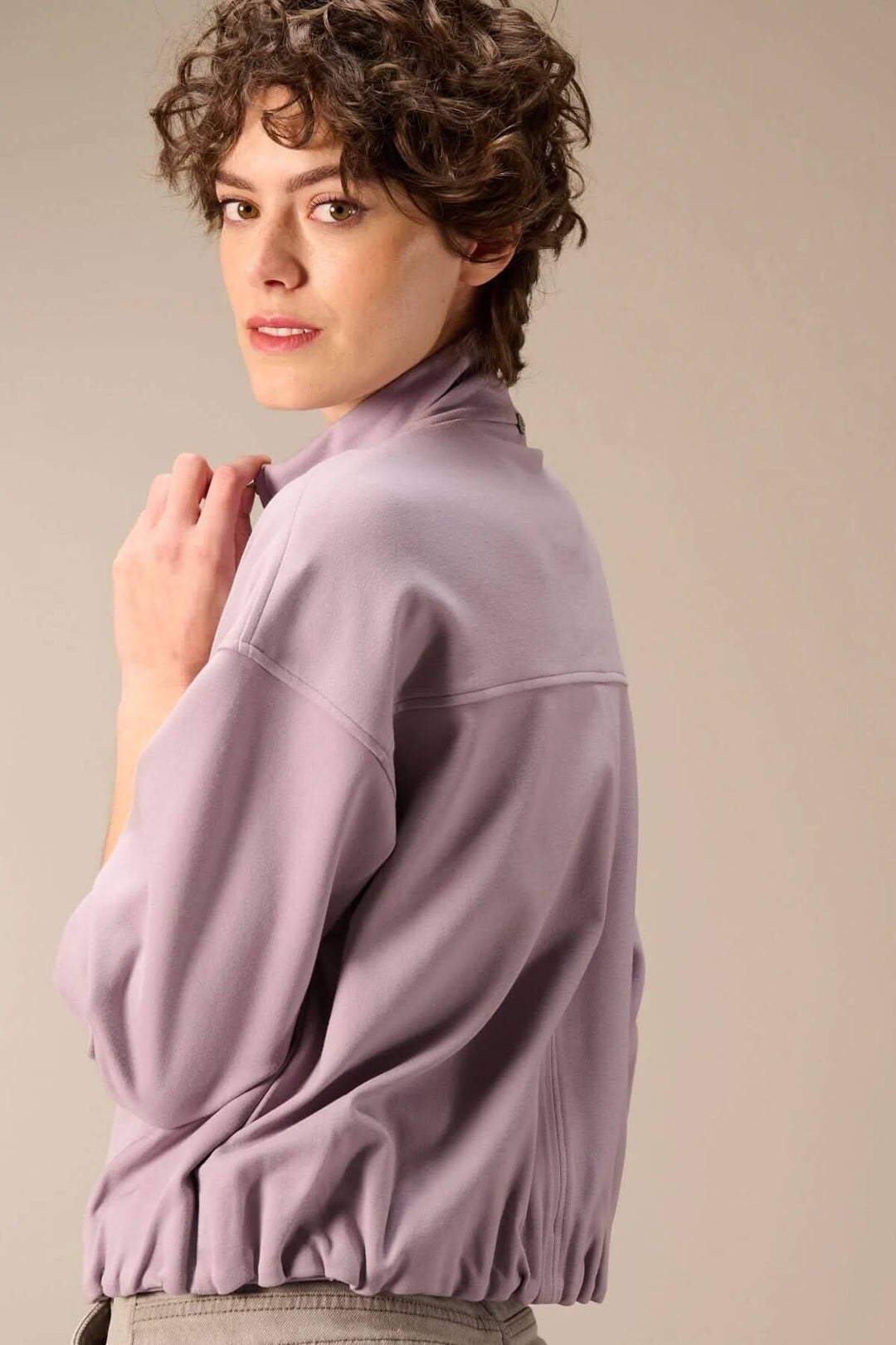 Veste en sweat avec fermeture éclair, col montant, couleur lilas, silhouette moderne et décontractée, adaptée pour la mi-saison.