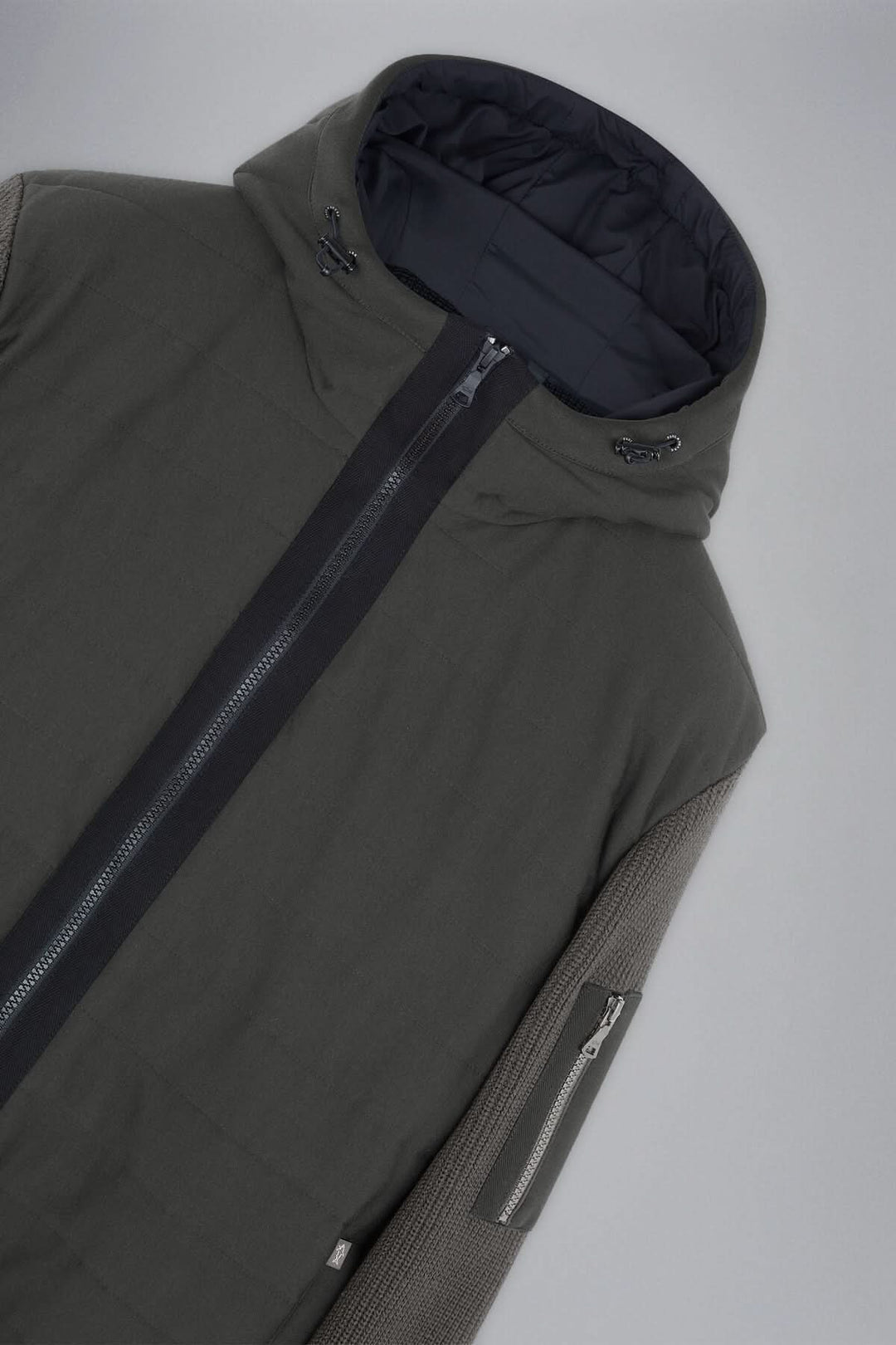 Veste imperméable à capuchon Paul & Shark avec matelassage léger et manches en tricot pour confort.