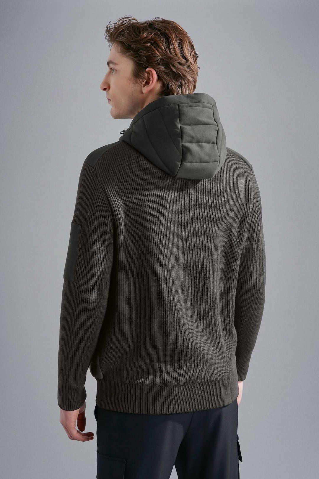 Veste imperméable à capuchon de Paul & Shark, vue arrière, style hybride, confort et modernité.