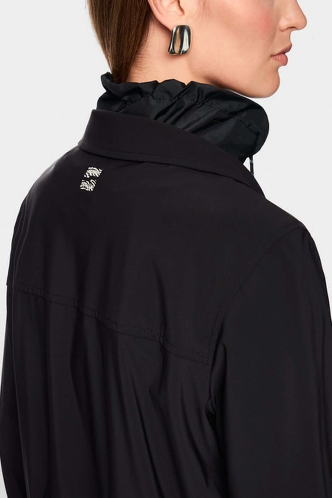 Détail de la veste légère avec col à revers et poignets élastiques, vue arrière, parfaite pour un style sportif et élégant.