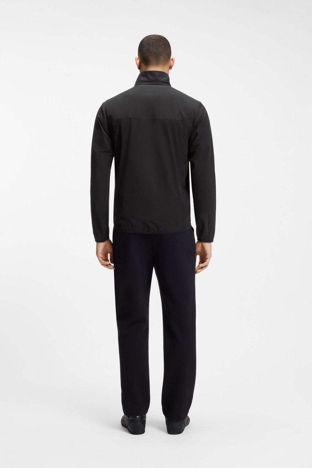 Veste légère zippée à col montant vue arrière sur mannequin, coupe droite et moderne. Idéale pour look décontracté ou sportif.