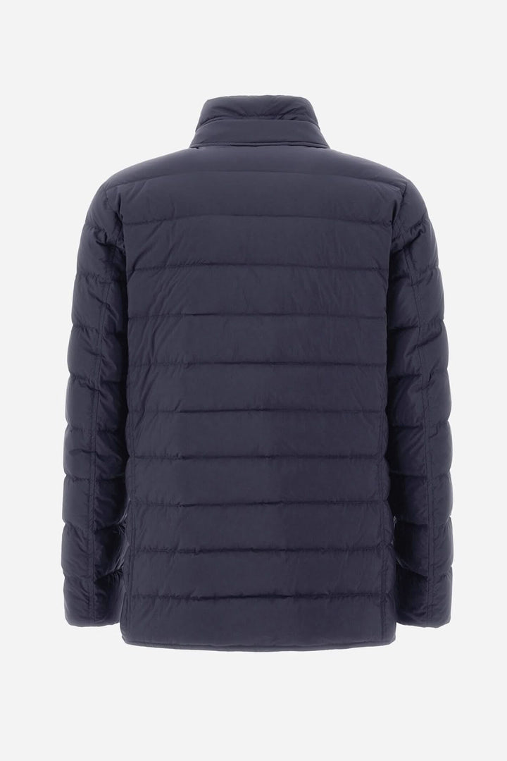 Veste matelassée chaude, avec finition soignée, coupe classique et construction ajustable, vue arrière.