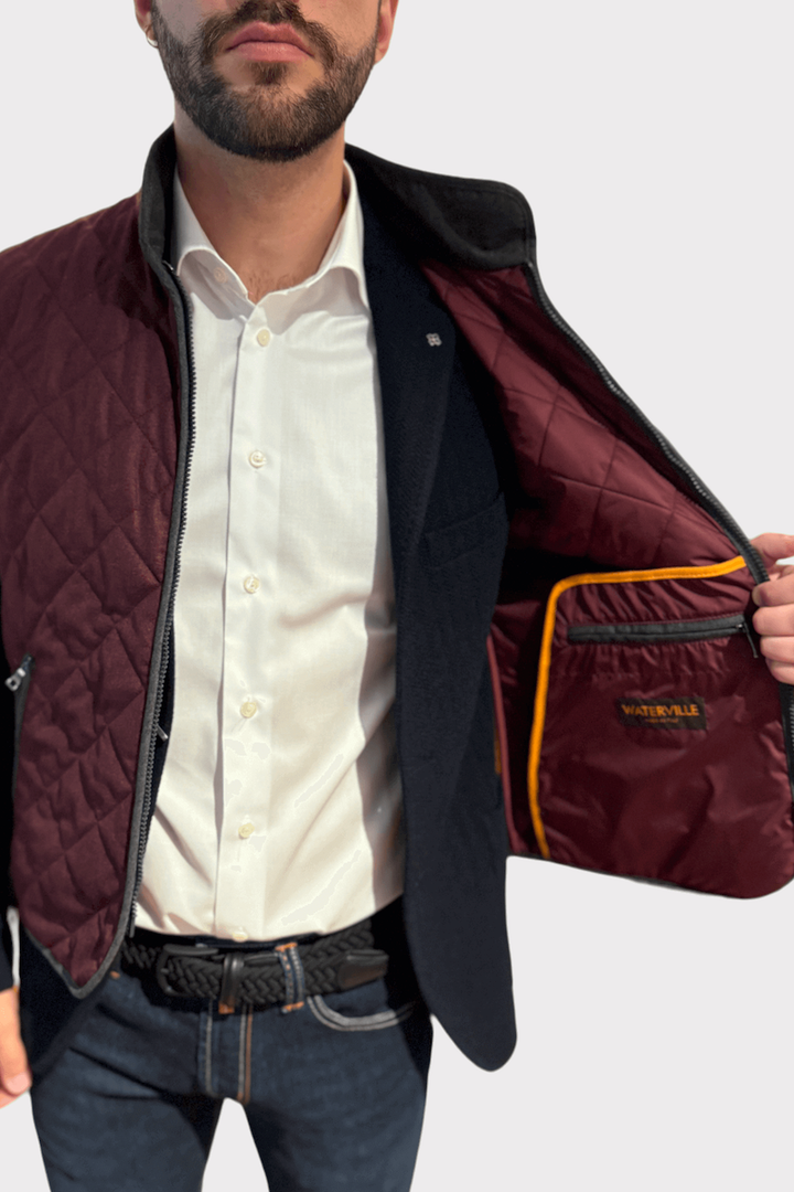 Homme portant une veste matelassée de laine avec intérieur contrastant, parfaite pour les jours frais.