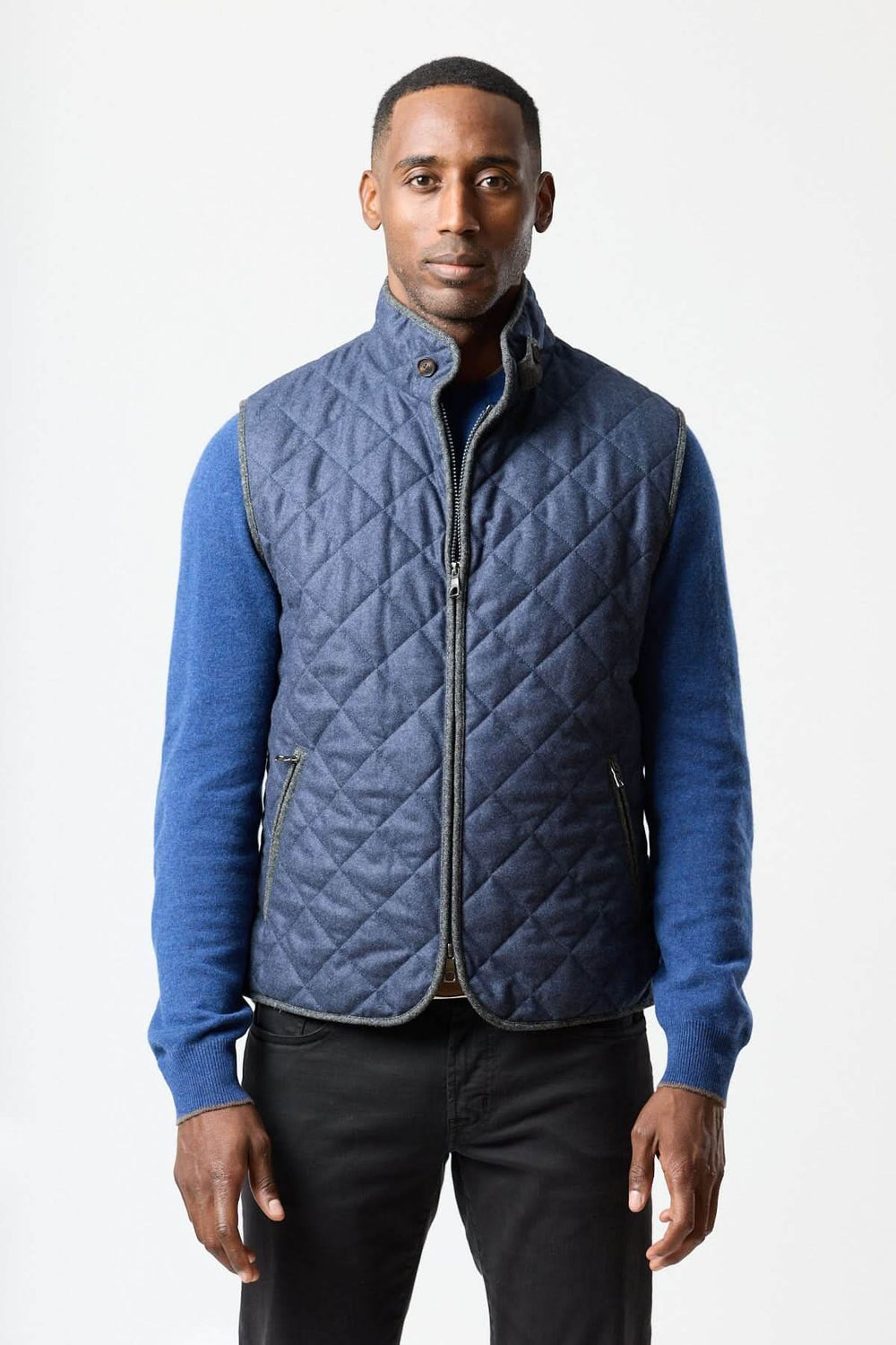 Homme portant une veste sans manches matelassée en laine Vitale Barberis, élégante et moderne, coupe ajustée bleue, col montant boutonné.