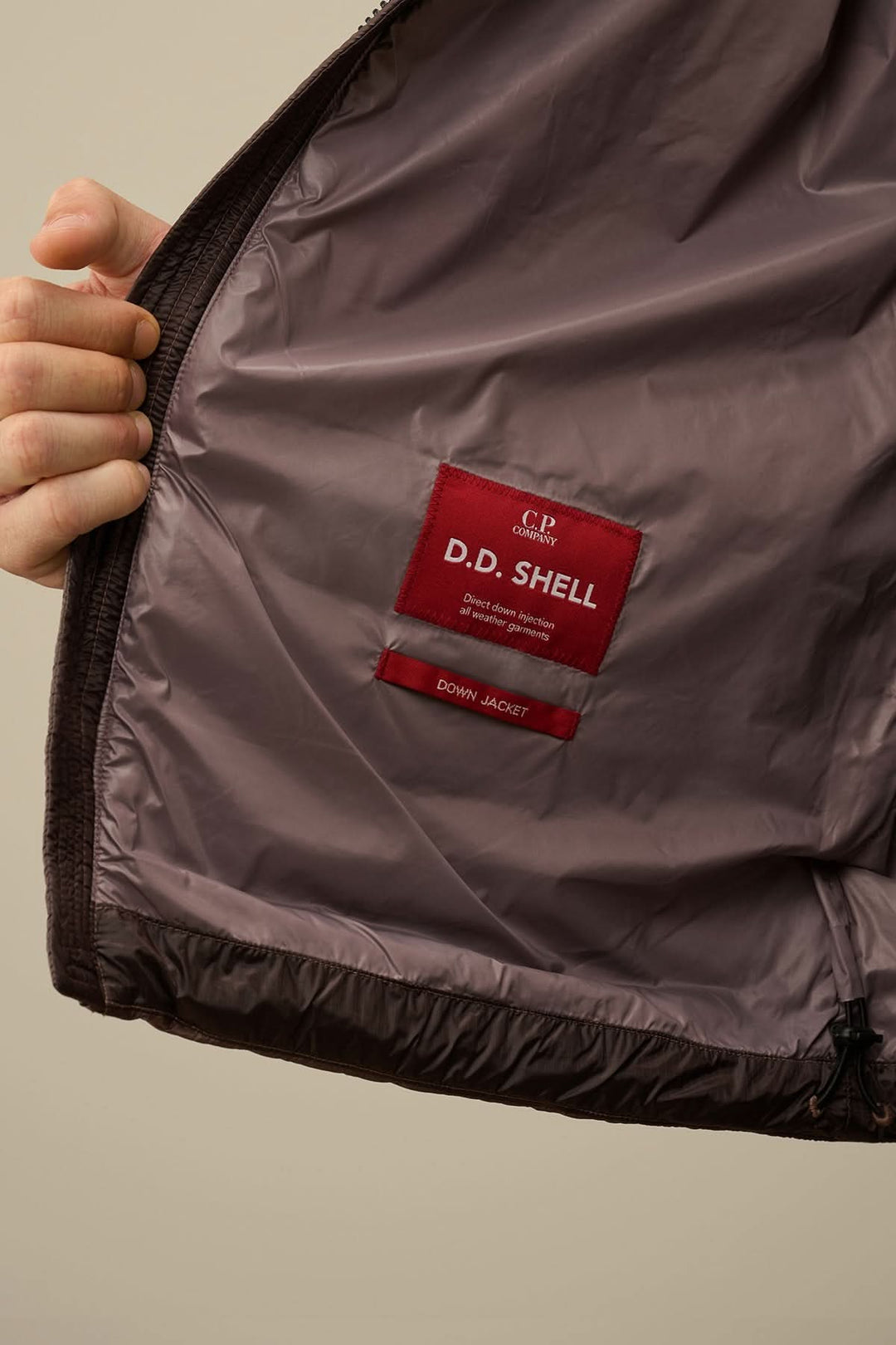 Étiquette intérieure de la veste zippée D.D.Shell en nylon micro ripstop, dévoilant sa légèreté et sa qualité.