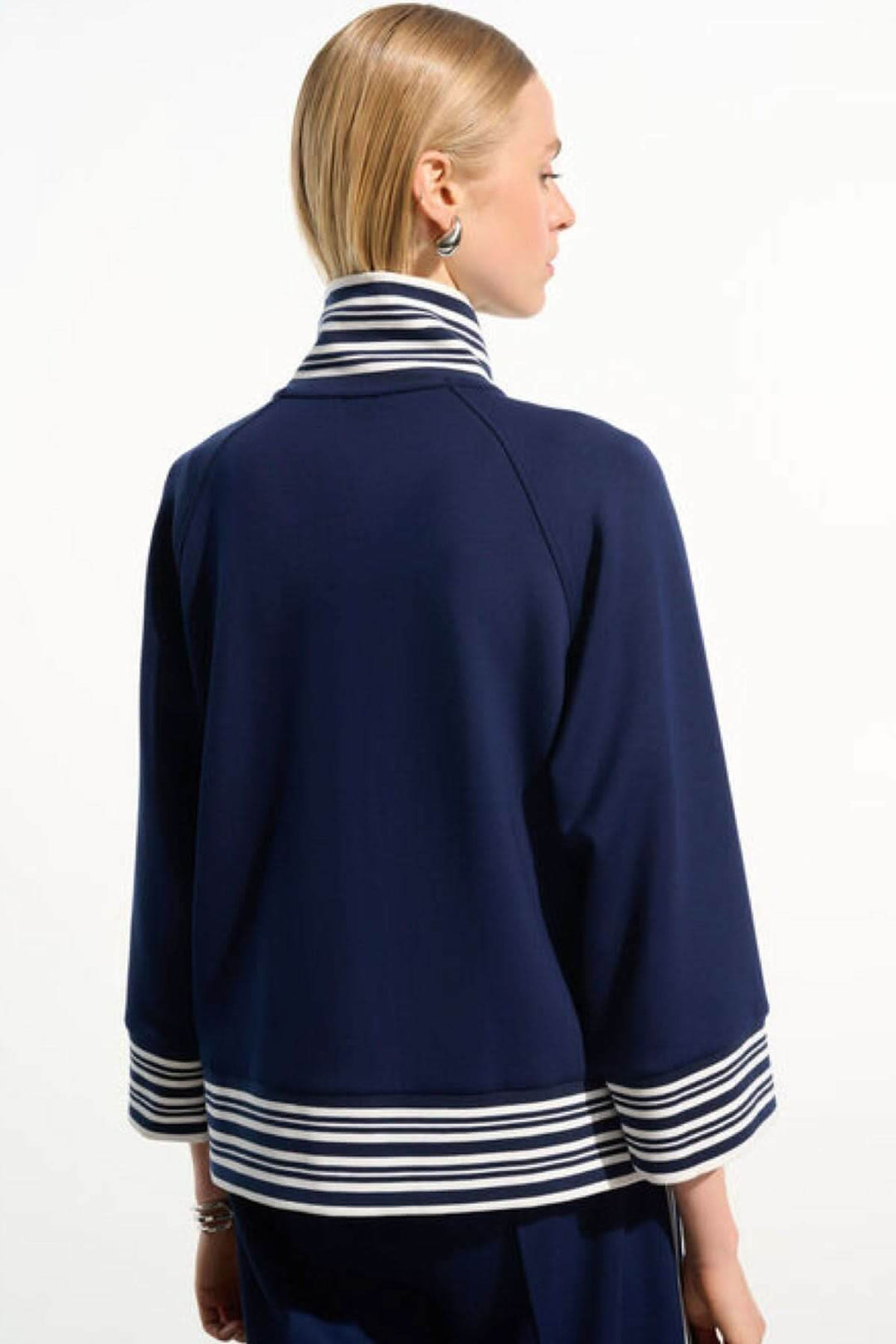 Veste zippée à rayures contrastantes vue arrière, bleu foncé, col et ourlet rayés, style décontracté pour sorties bord de mer.