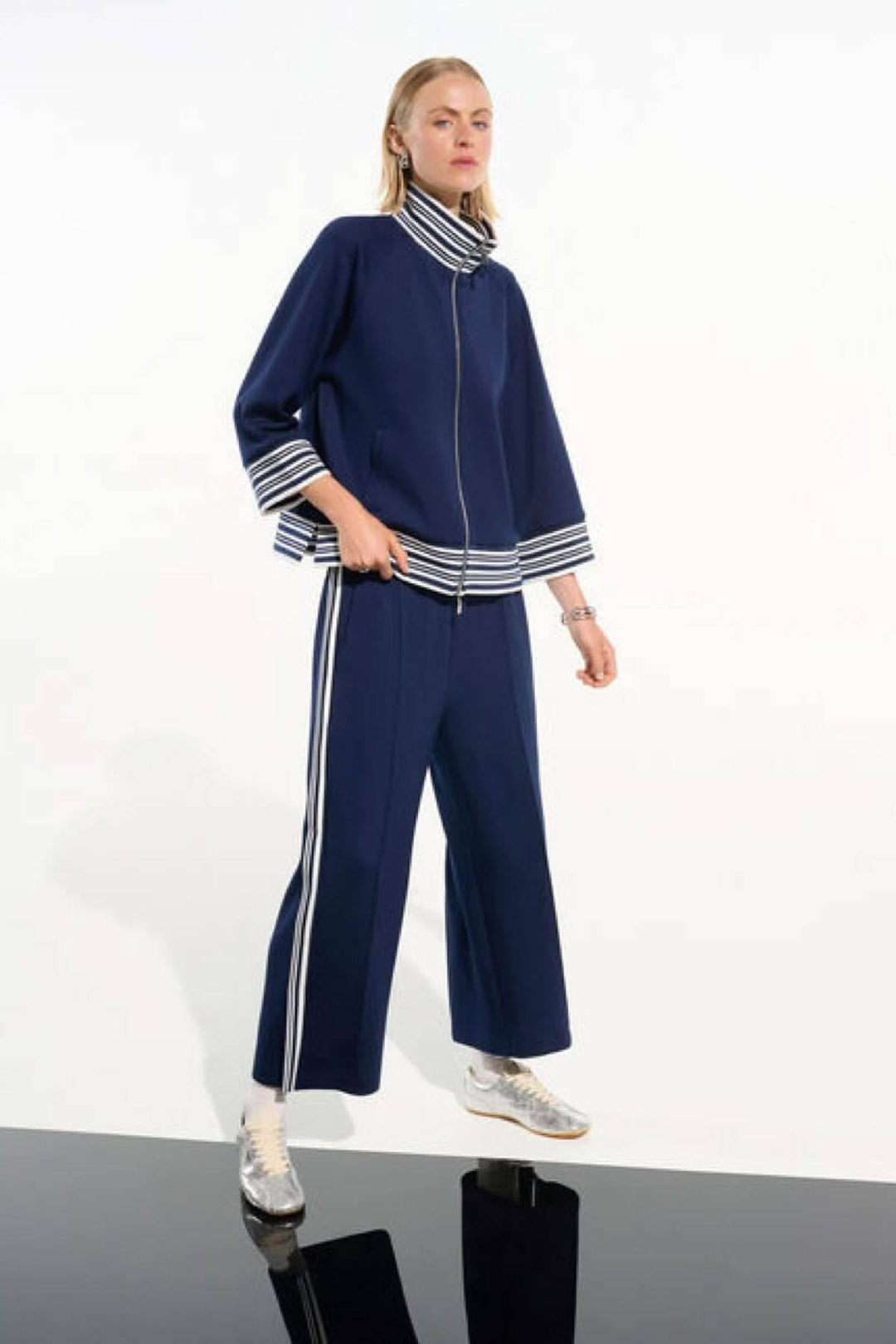 Veste zippée à rayures contrastantes avec manches trois-quarts et col chemisier pour un style décontracté et chic.