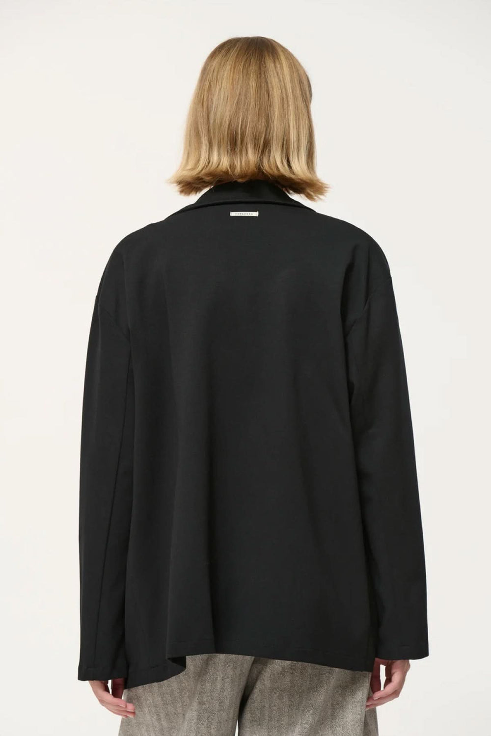 Veston Cayden noir, coupe droite et ample, vu de dos avec manches longues et emmanchures descendues.