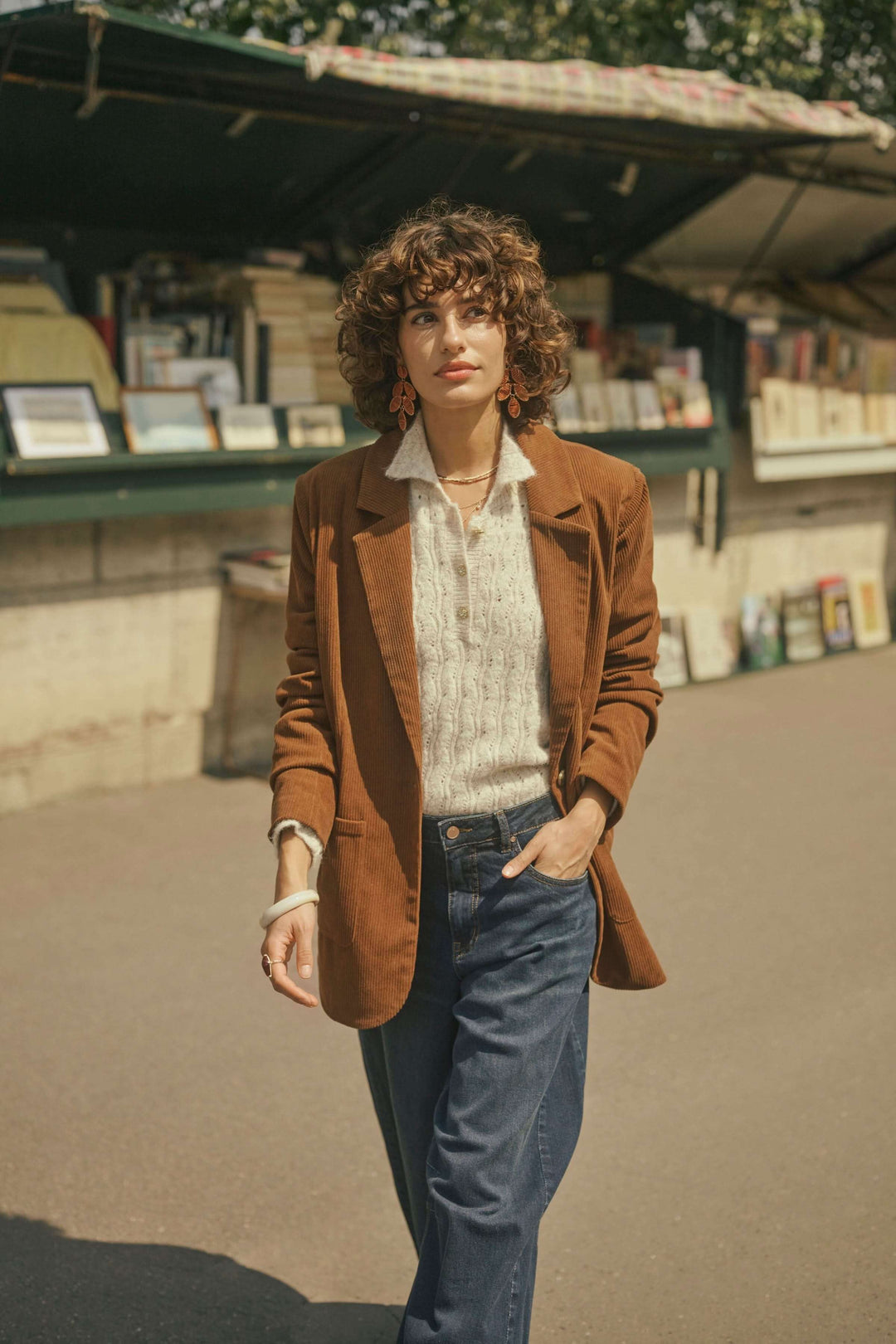 Veston Kanna en velours côtelé à bouton unique porté pour un look élégant et décontracté en extérieur, idéal pour toutes occasions.
